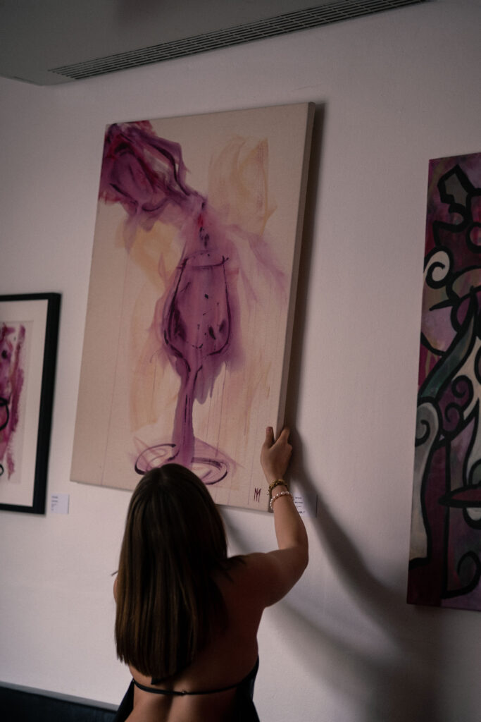 Hannah Kaiblinger hängt Kunst auf