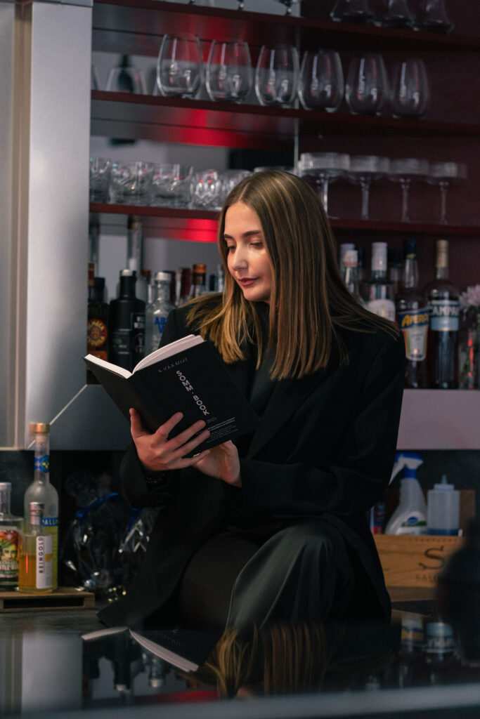 Hannah Kaiblinger im Winestories & (A)more und liest ein Buch